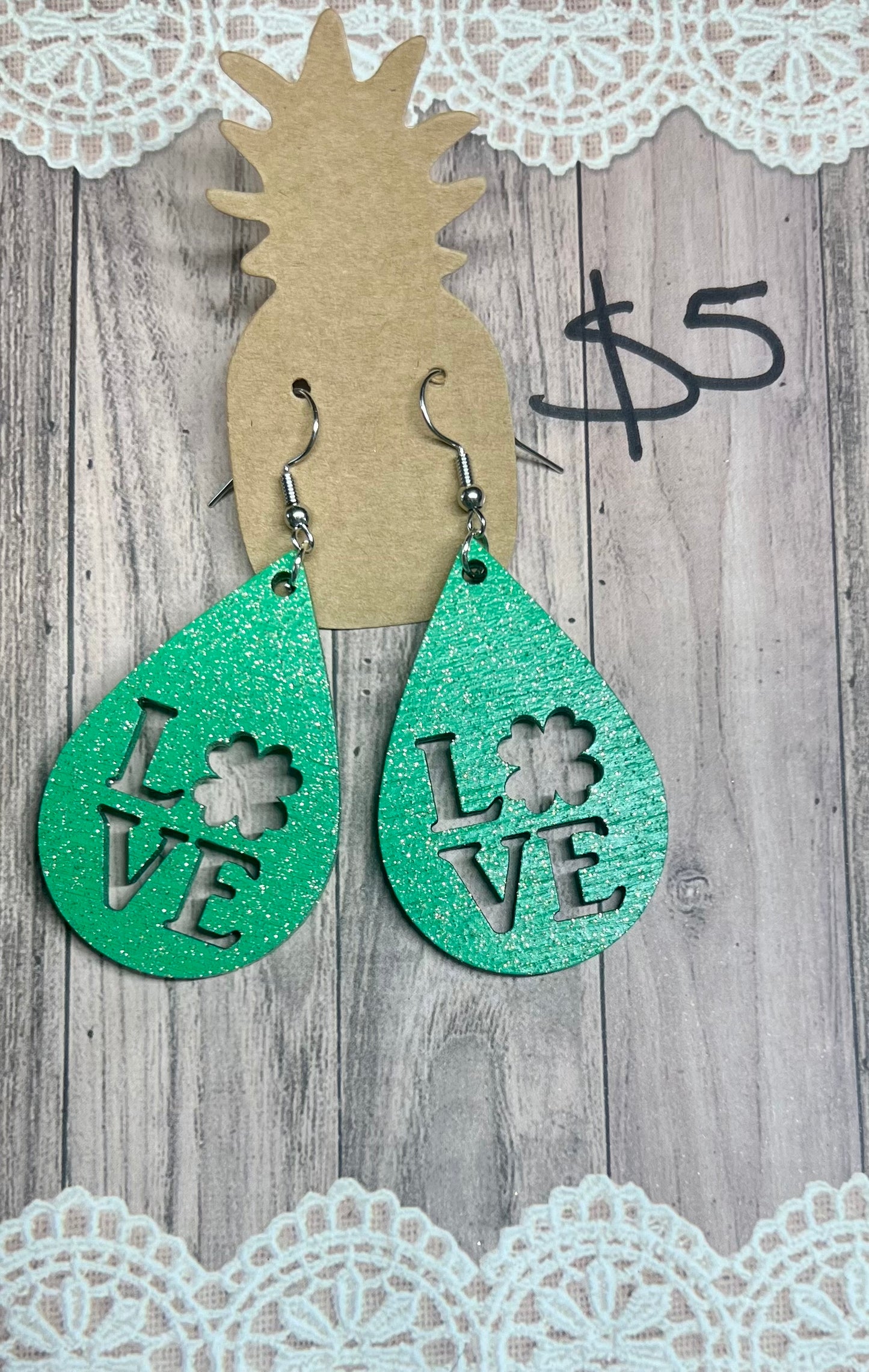 Love 3-Tiered Clover Cut Out