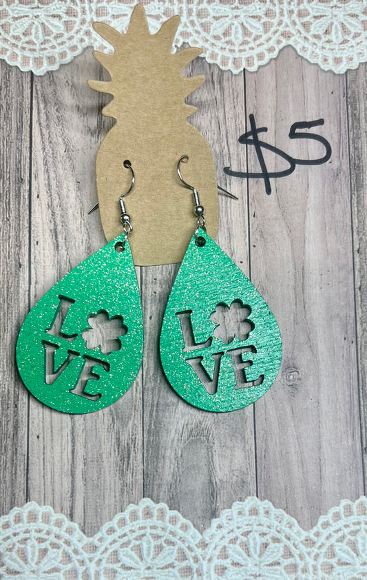 Love 3-Tiered Clover Cut Out